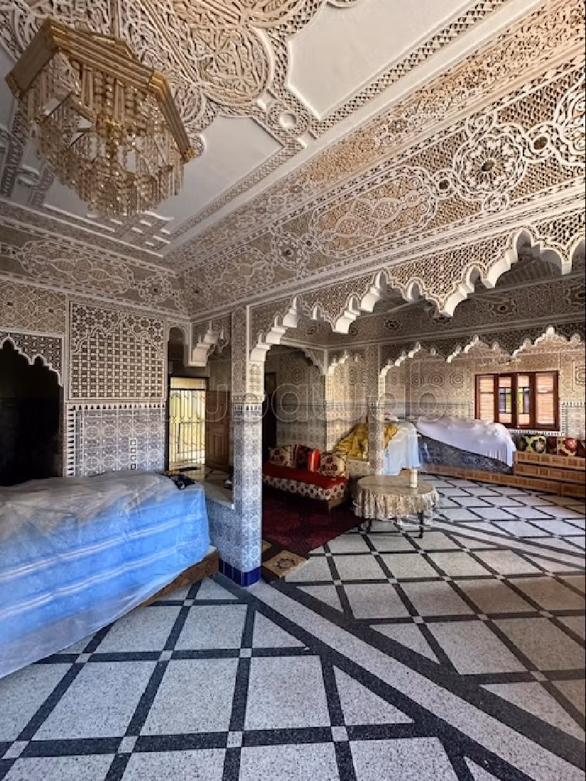 بيع منزل ب حي السلام. المساحة الإجمالية 6000 م². صالة أصيلة ، طبق الأقمار الصناعية