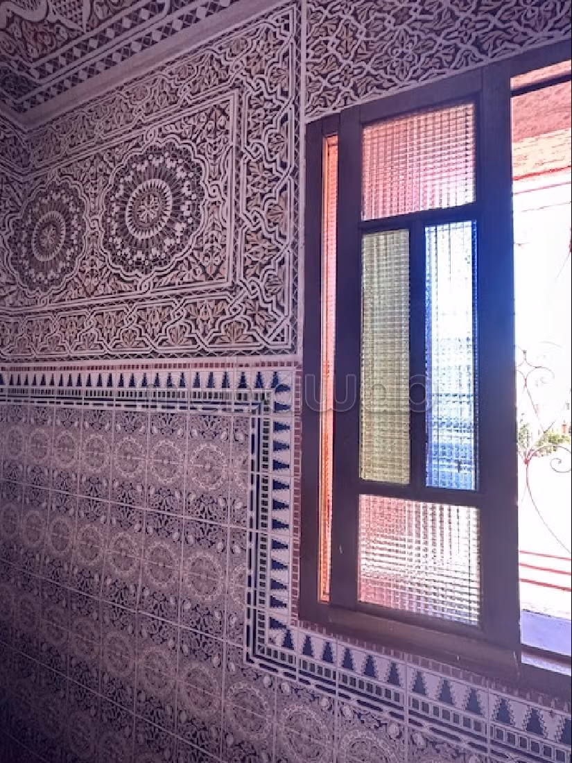 بيع منزل ب حي السلام. المساحة الإجمالية 6000 م². صالة أصيلة ، طبق الأقمار الصناعية