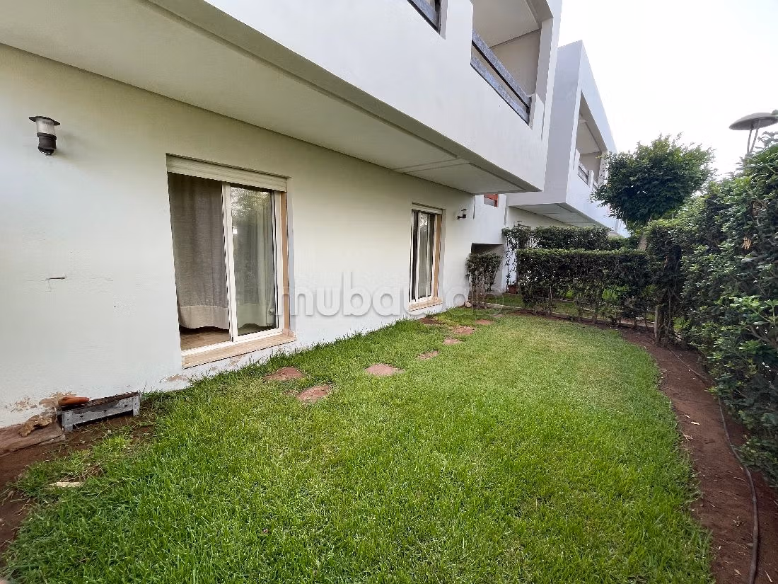 شقة للبيع بسيدي رحال. المساحة الإجمالية 111 م². حديقة وشرفة. 