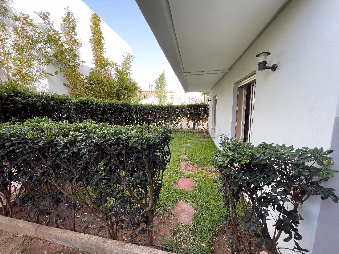 شقة للبيع بسيدي رحال. المساحة الإجمالية 111 م². حديقة وشرفة. 