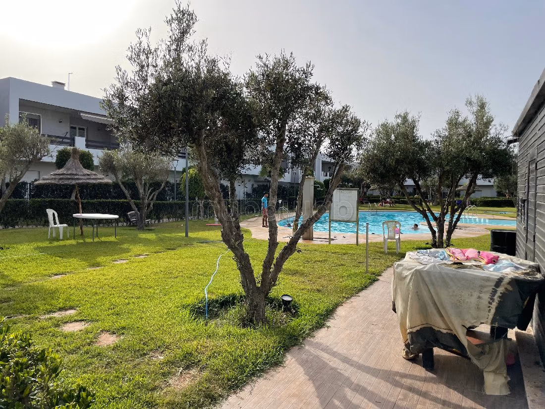 شقة للبيع بسيدي رحال. المساحة الإجمالية 111 م². حديقة وشرفة. 