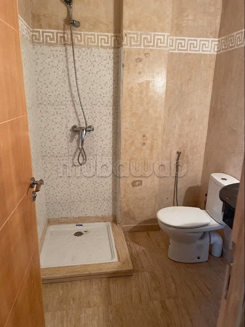 شقة للبيع بسيدي رحال. المساحة الإجمالية 111 م². حديقة وشرفة. 