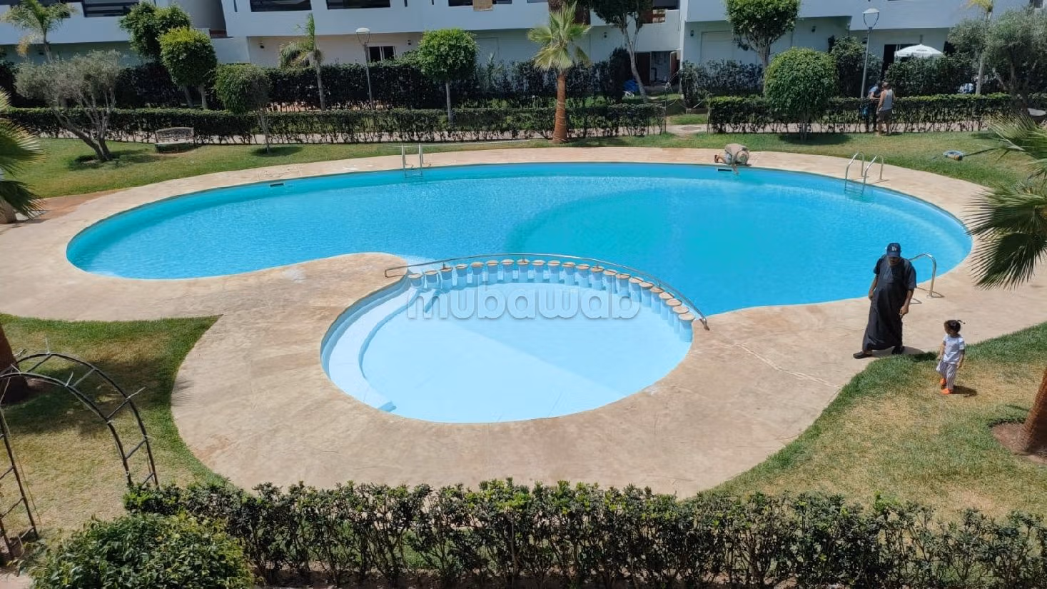 شقة للبيع بسيدي رحال. المساحة الإجمالية 111 م². حديقة وشرفة. 