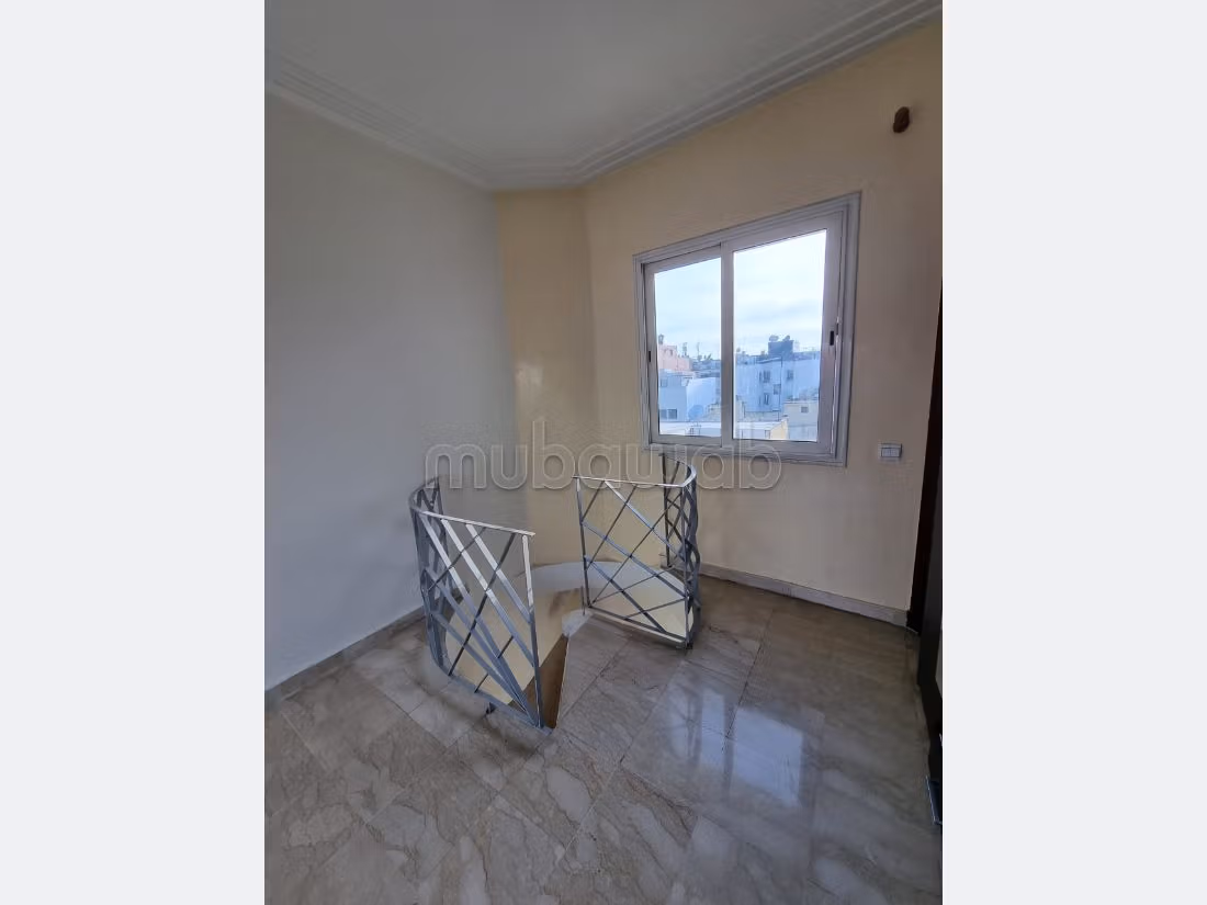 شقة للكراء بالمعاريف. 1 غرفة جيدة. صحن هوائي والأمن والحراسة. 