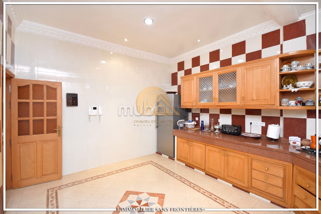 فيلا ممتازة للبيع بتاركة. 7 قطع كبيرة. مسبح ، مكيف هواء