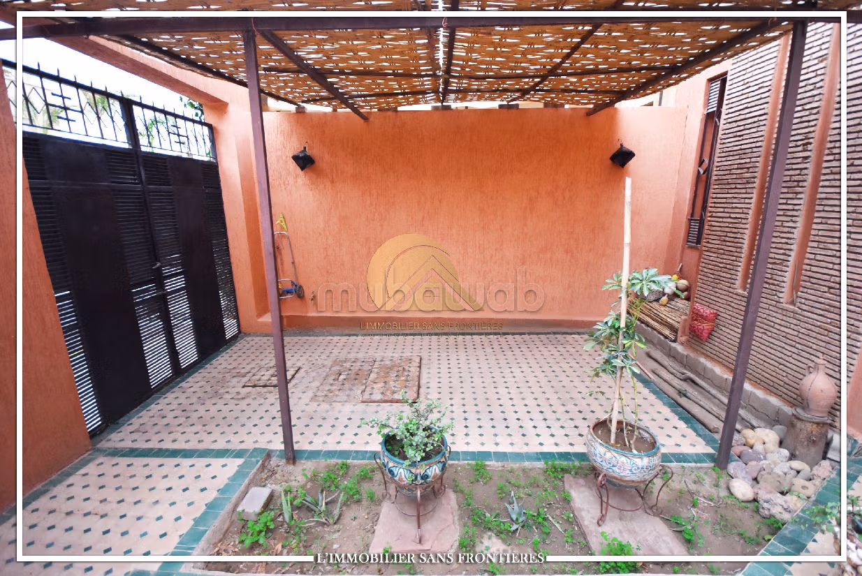 فيلا ممتازة للبيع بتاركة. 7 قطع كبيرة. مسبح ، مكيف هواء