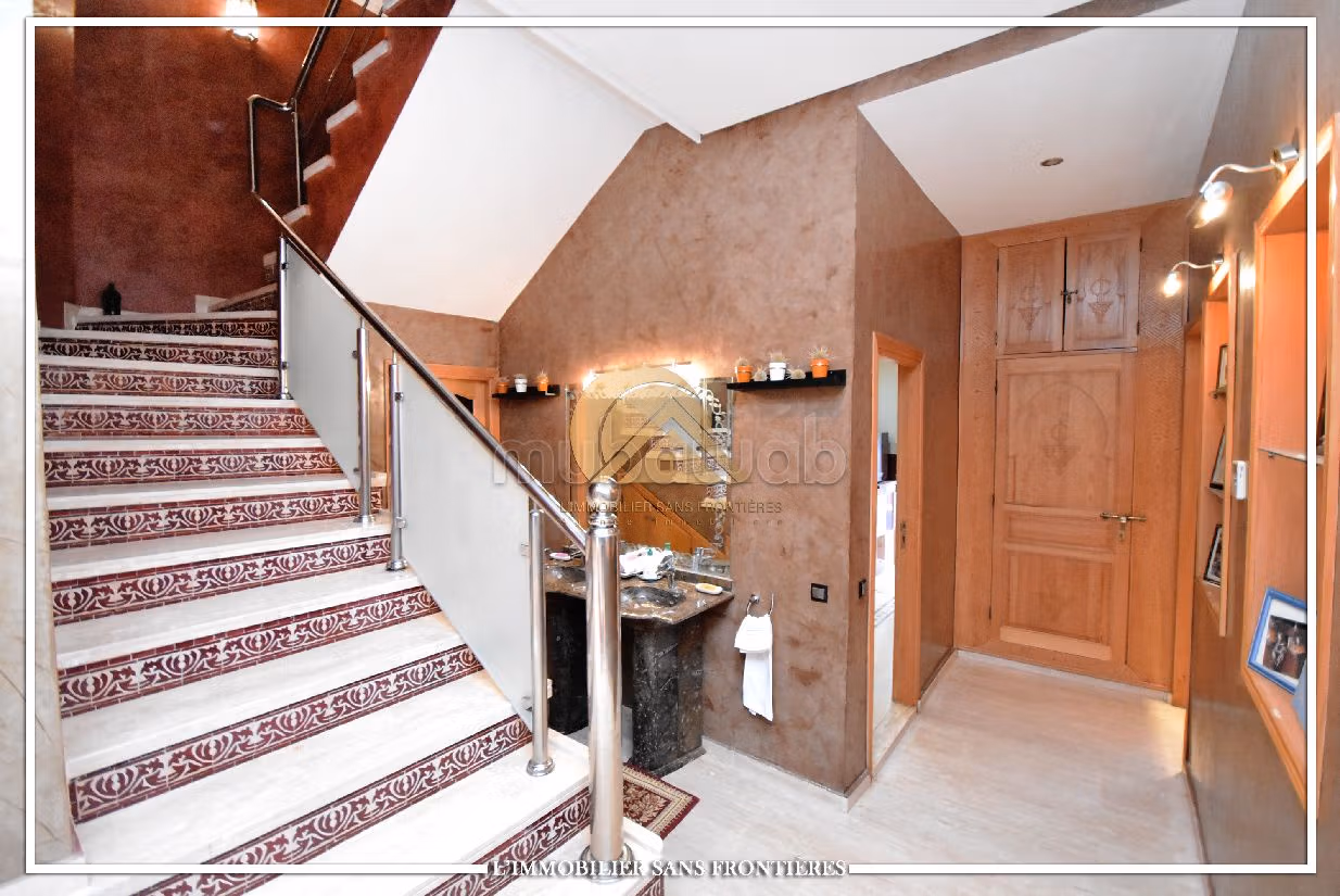 فيلا ممتازة للبيع بتاركة. 7 قطع كبيرة. مسبح ، مكيف هواء