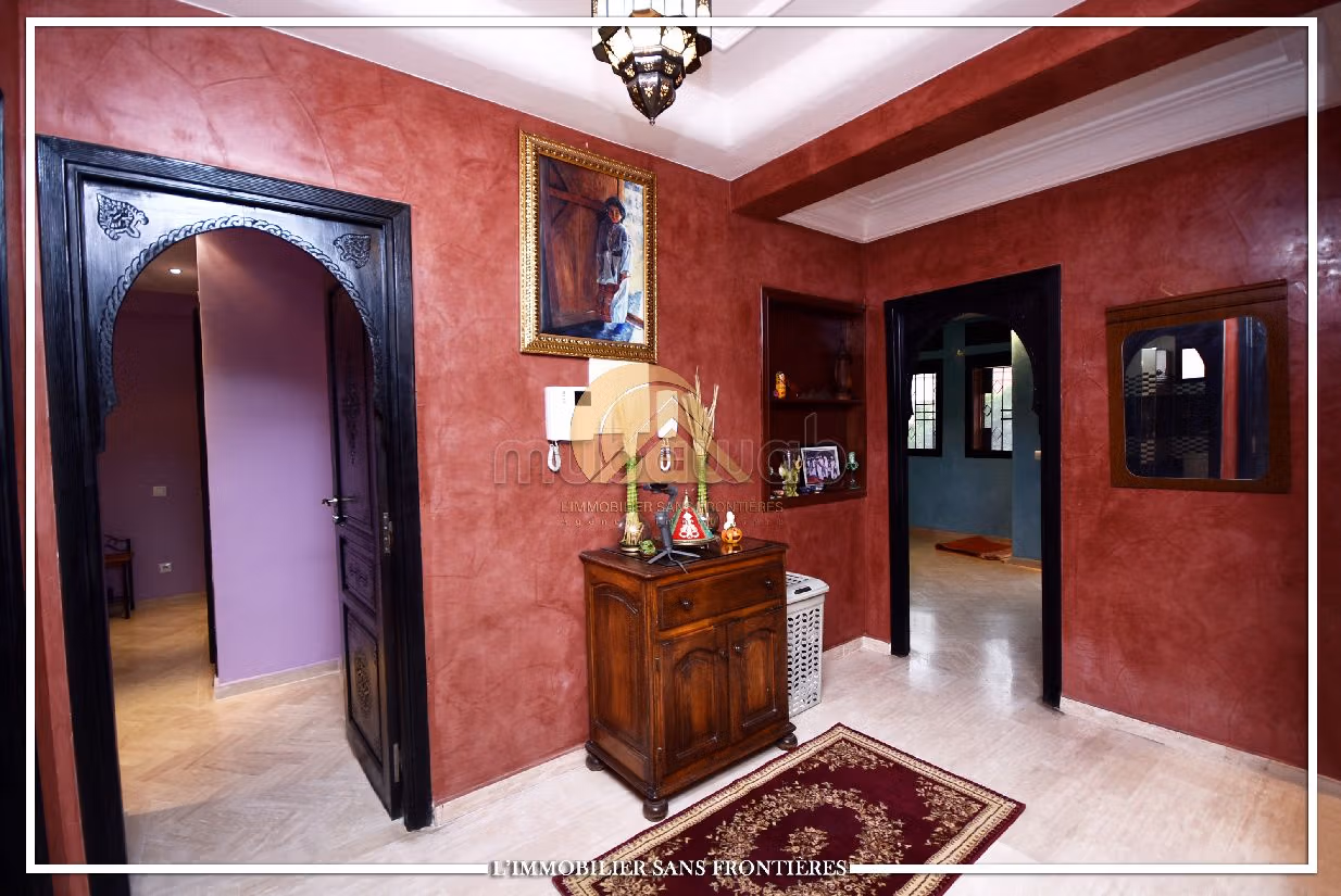 فيلا ممتازة للبيع بتاركة. 7 قطع كبيرة. مسبح ، مكيف هواء