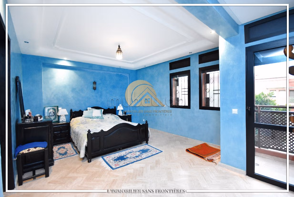 فيلا ممتازة للبيع بتاركة. 7 قطع كبيرة. مسبح ، مكيف هواء