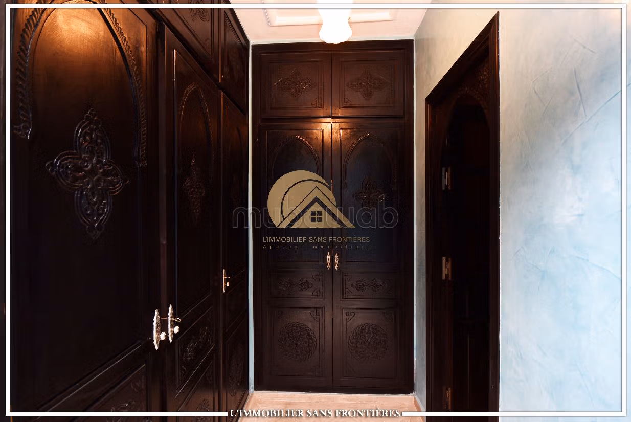 فيلا ممتازة للبيع بتاركة. 7 قطع كبيرة. مسبح ، مكيف هواء