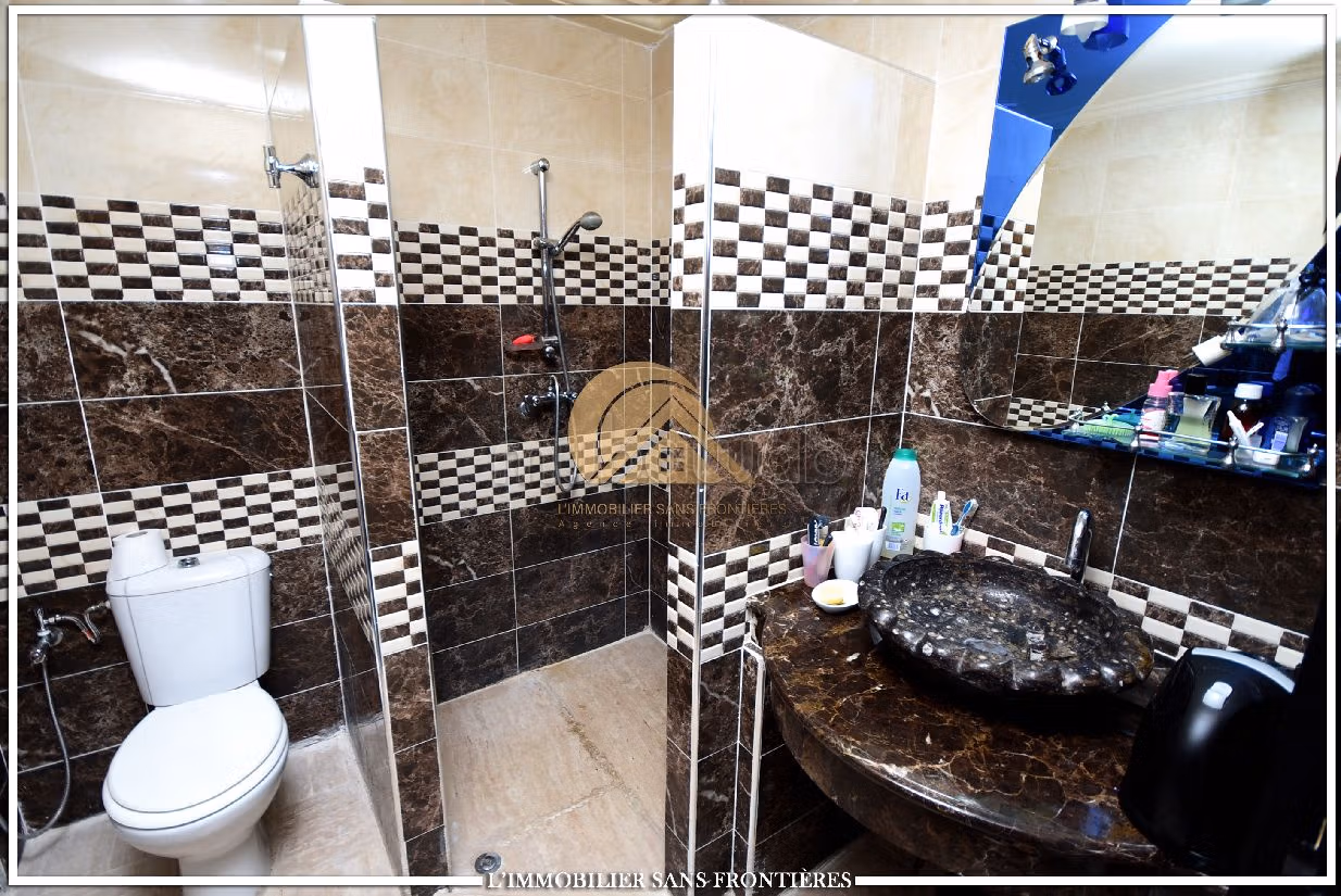 فيلا ممتازة للبيع بتاركة. 7 قطع كبيرة. مسبح ، مكيف هواء