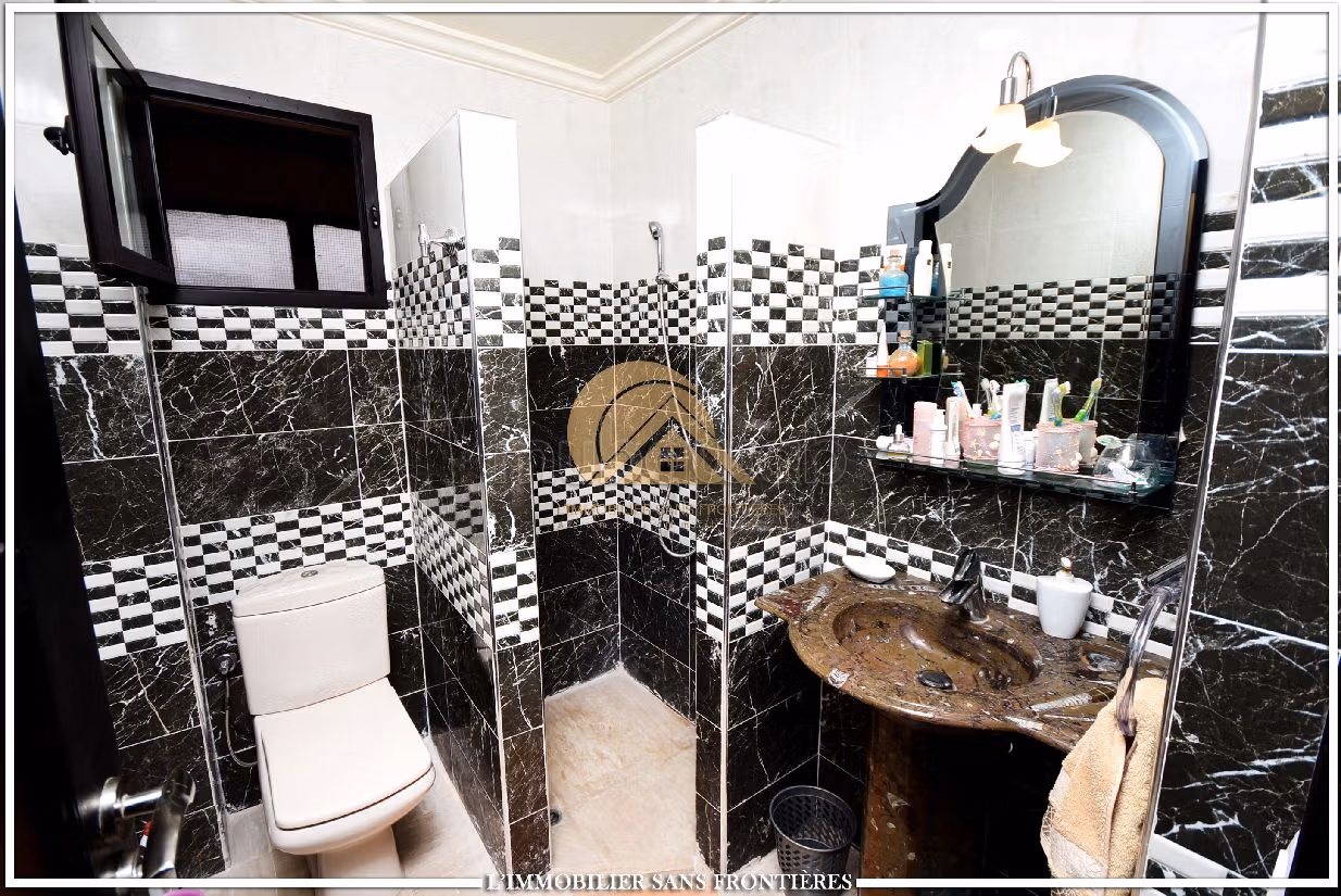 فيلا ممتازة للبيع بتاركة. 7 قطع كبيرة. مسبح ، مكيف هواء