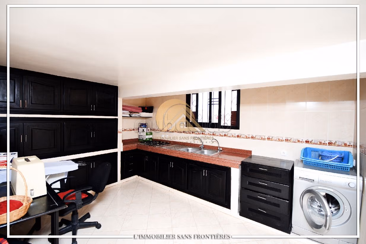 فيلا ممتازة للبيع بتاركة. 7 قطع كبيرة. مسبح ، مكيف هواء