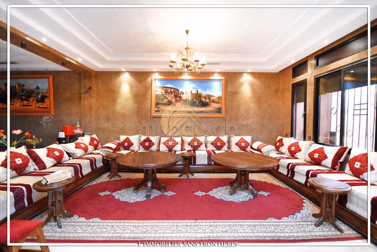 فيلا ممتازة للبيع بتاركة. 7 قطع كبيرة. مسبح ، مكيف هواء