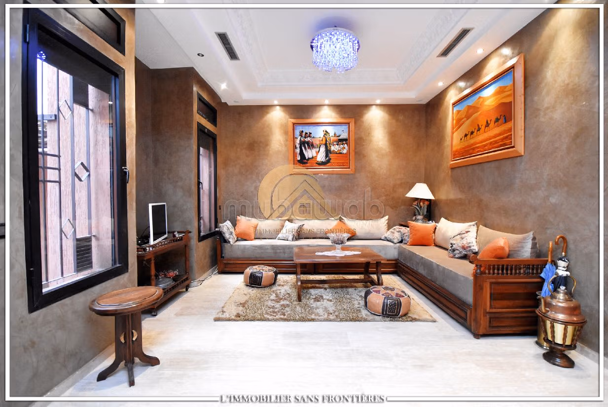 فيلا ممتازة للبيع بتاركة. 7 قطع كبيرة. مسبح ، مكيف هواء