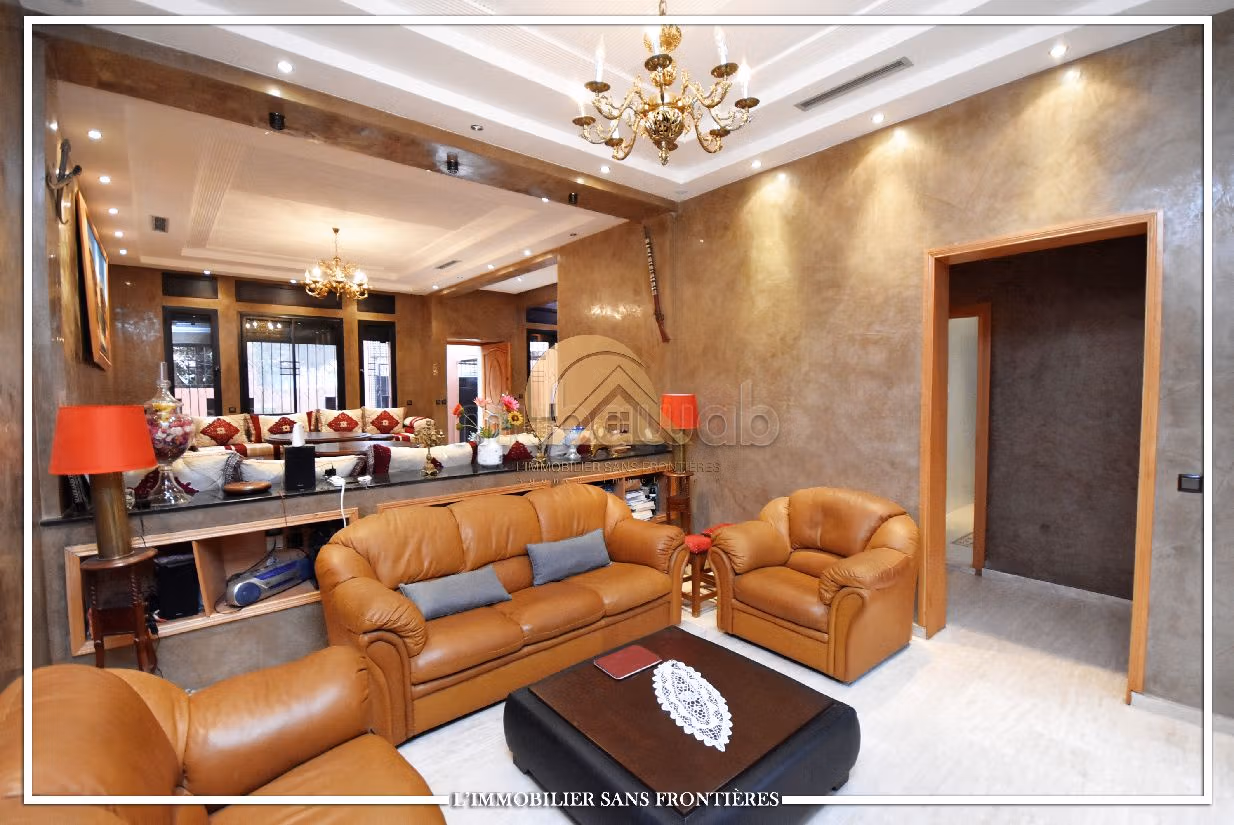 فيلا ممتازة للبيع بتاركة. 7 قطع كبيرة. مسبح ، مكيف هواء