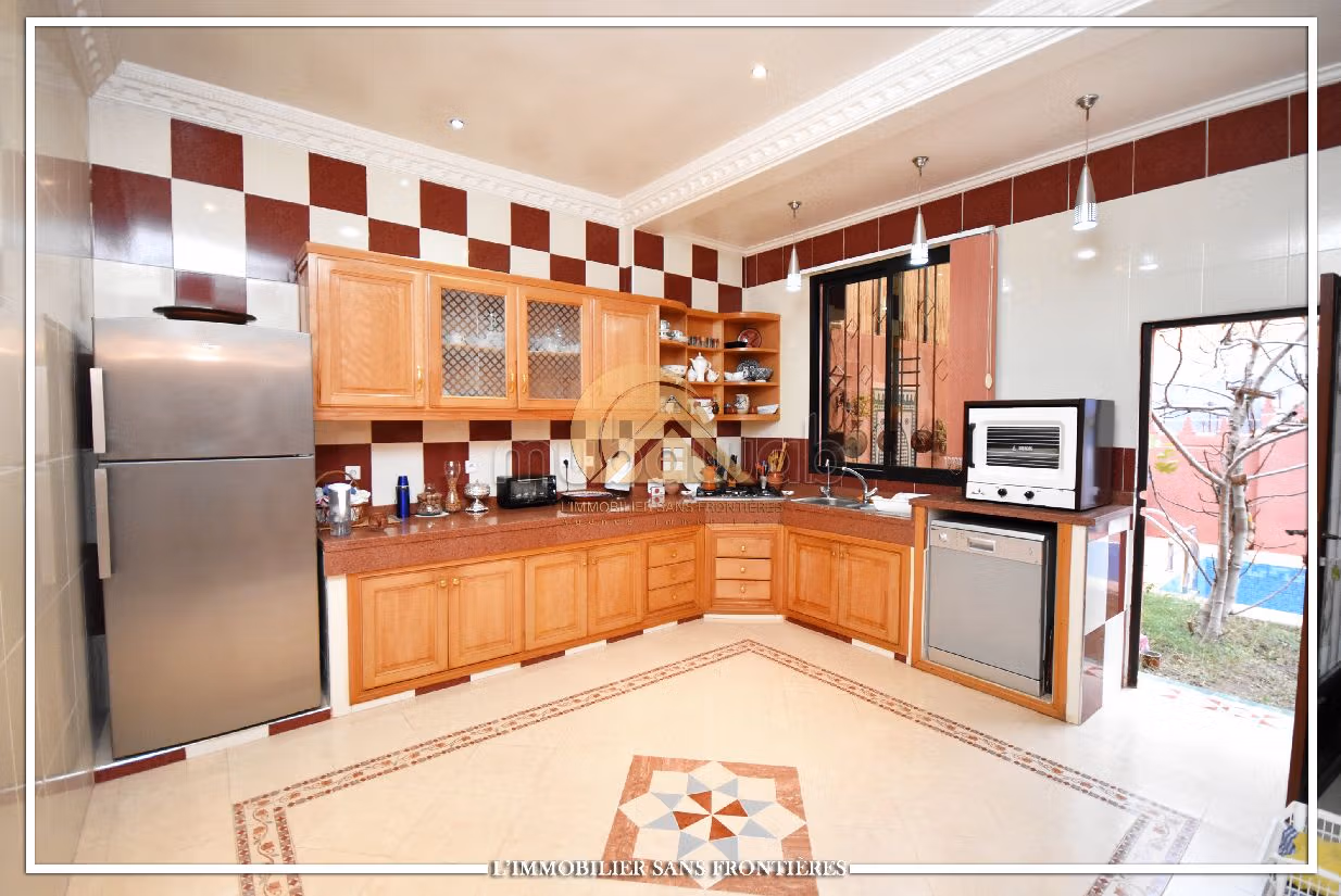 فيلا ممتازة للبيع بتاركة. 7 قطع كبيرة. مسبح ، مكيف هواء