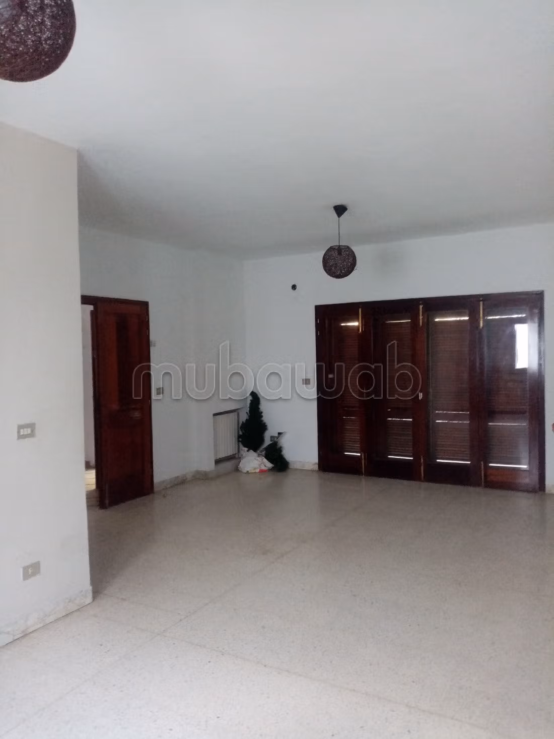 Magnifique villa à louer à Cité Du Stade. 4 chambres. Porte blindée et système de double vitrage