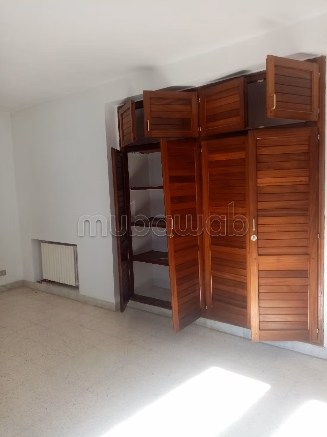 Magnifique villa à louer à Cité Du Stade. 4 chambres. Porte blindée et système de double vitrage