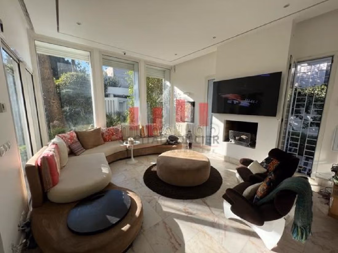 Magnifique villa à vendre à Californie. Surface totale 419 m². Places de parking et terrasse