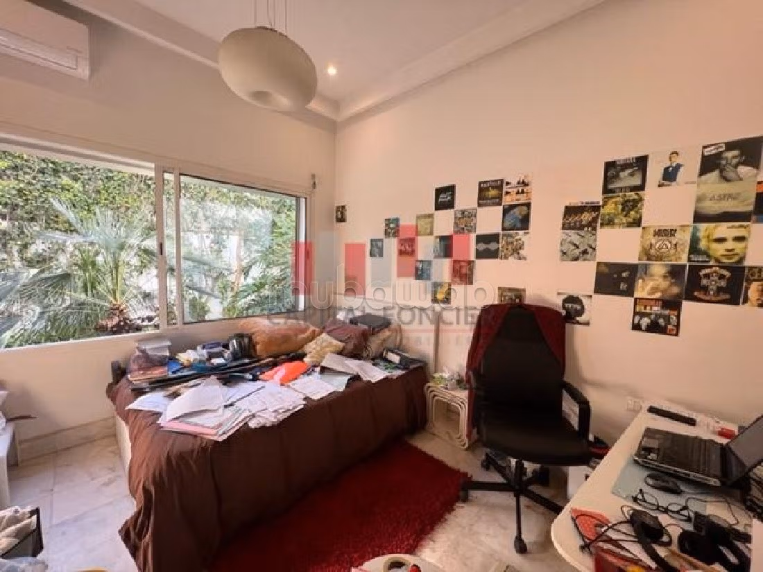 Magnifique villa à vendre à Californie. Surface totale 419 m². Places de parking et terrasse