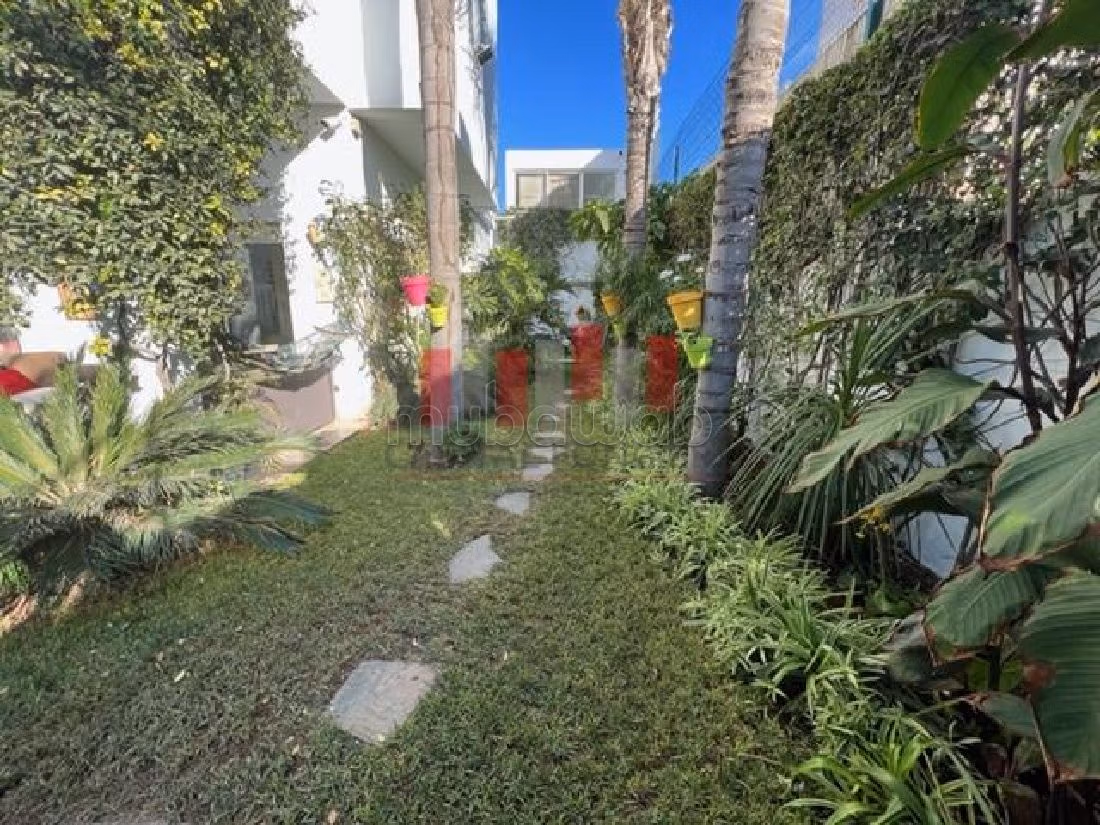 Magnifique villa à vendre à Californie. Surface totale 419 m². Places de parking et terrasse