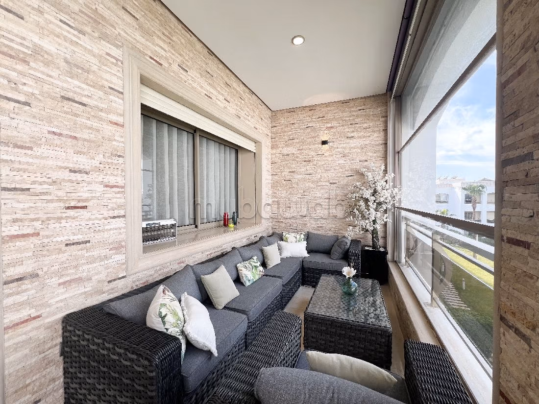 Appartamento da acquistare. 3 belle camere da letto. Servizio di concierge e piscina. 