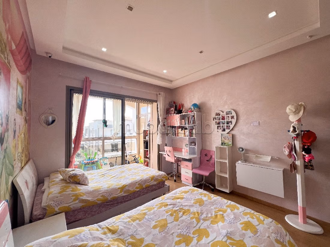 Appartamento da acquistare. 3 belle camere da letto. Servizio di concierge e piscina. 