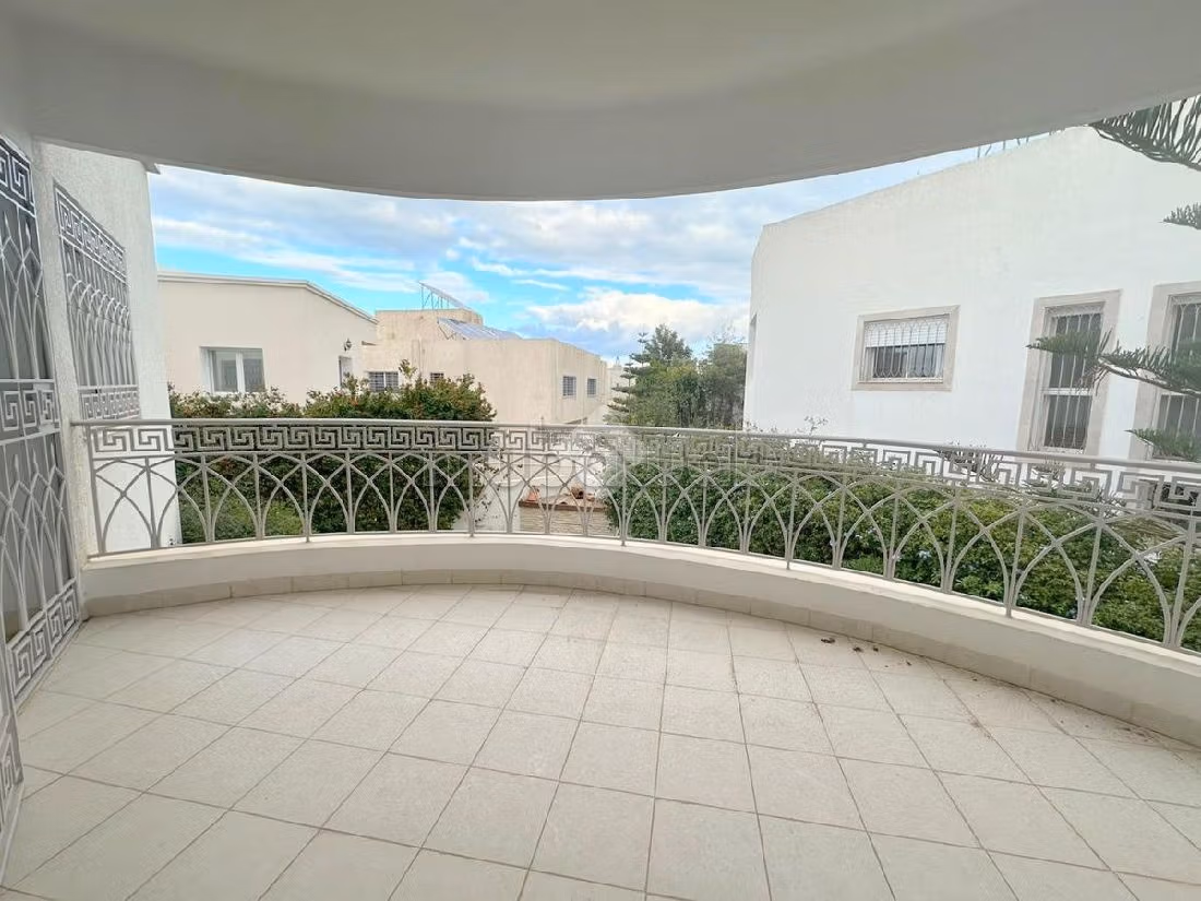 Fabulous villa for rent in Les Berges Du Lac 2. Total area 280 m². Cellar, Large terrace
