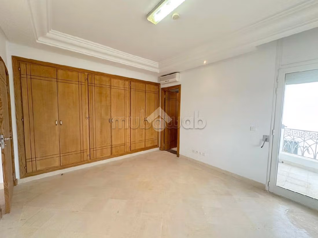 Fabulous villa for rent in Les Berges Du Lac 2. Total area 280 m². Cellar, Large terrace