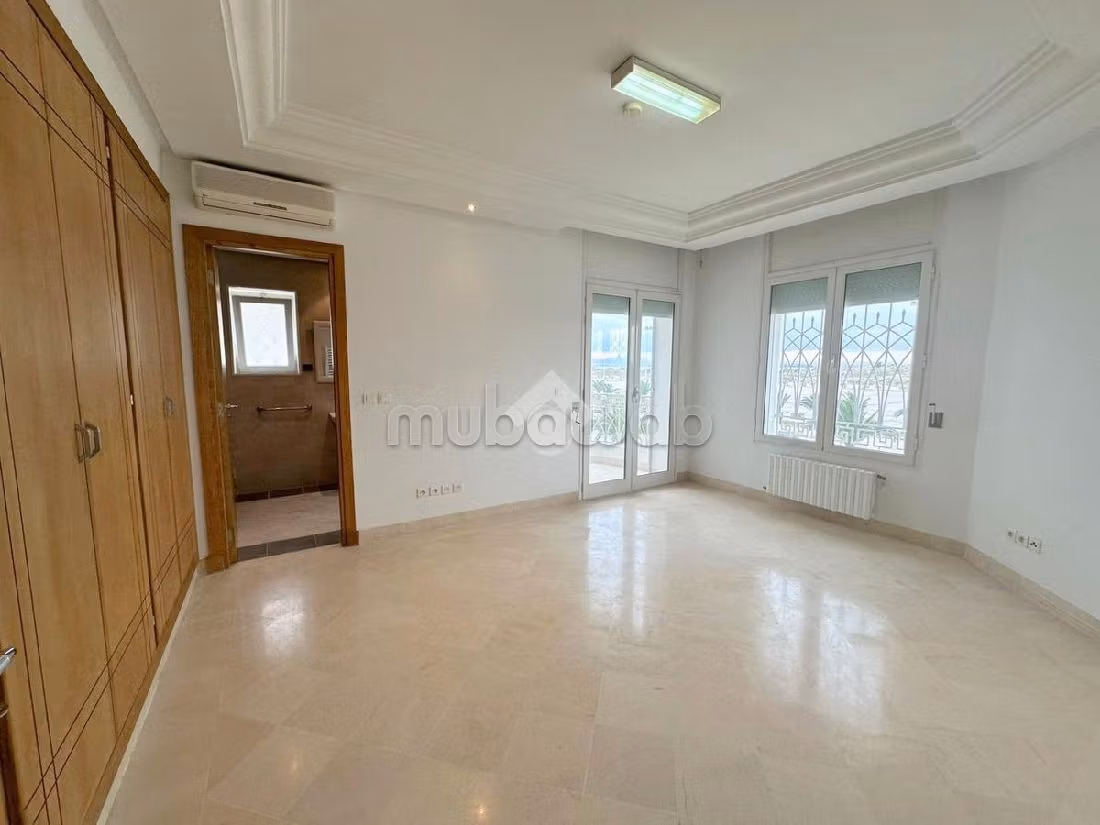 Fabulous villa for rent in Les Berges Du Lac 2. Total area 280 m². Cellar, Large terrace