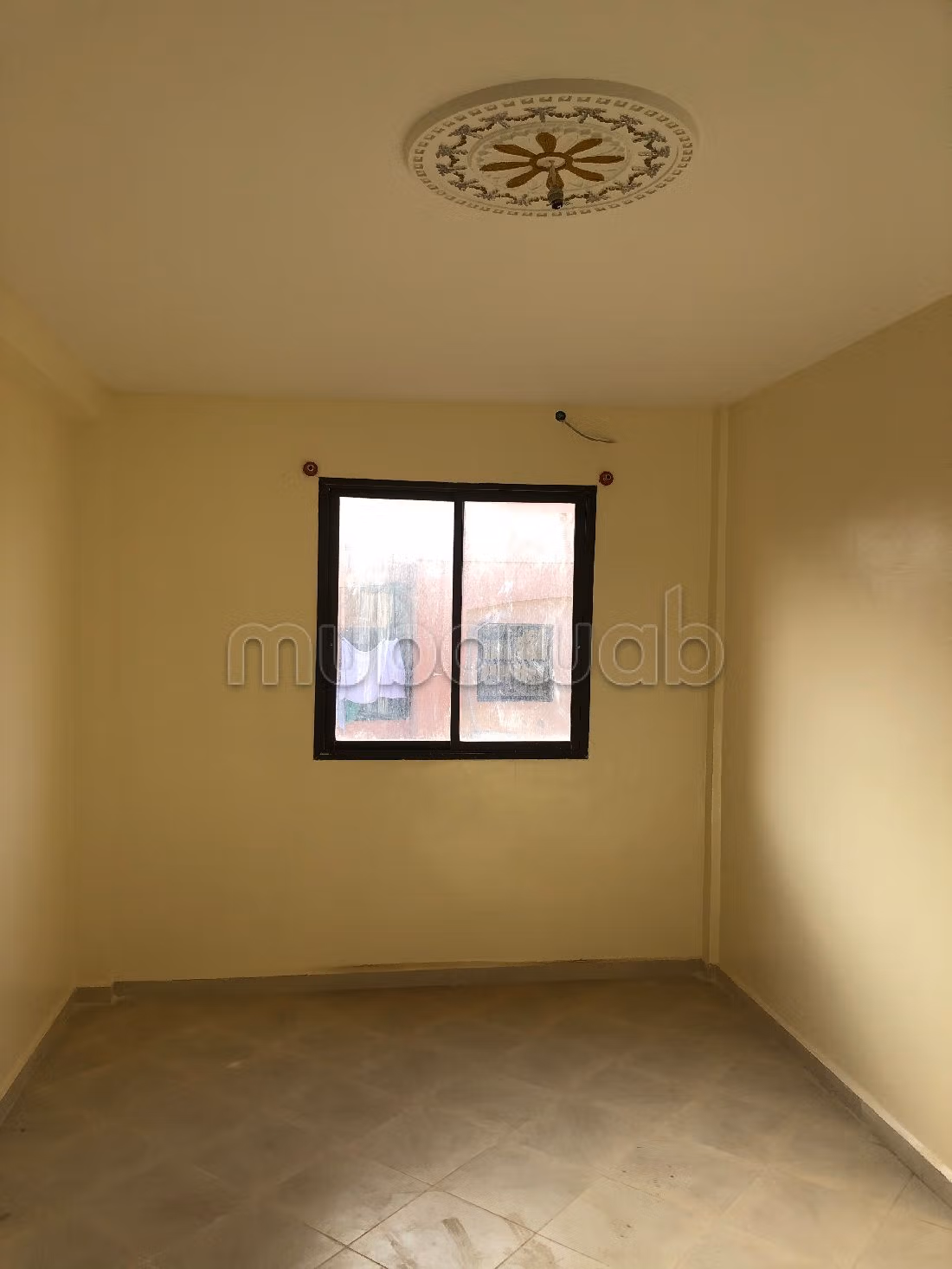 شقة للبيع بطريق اسفي. 4 غرف. شرفة وحديقة. 