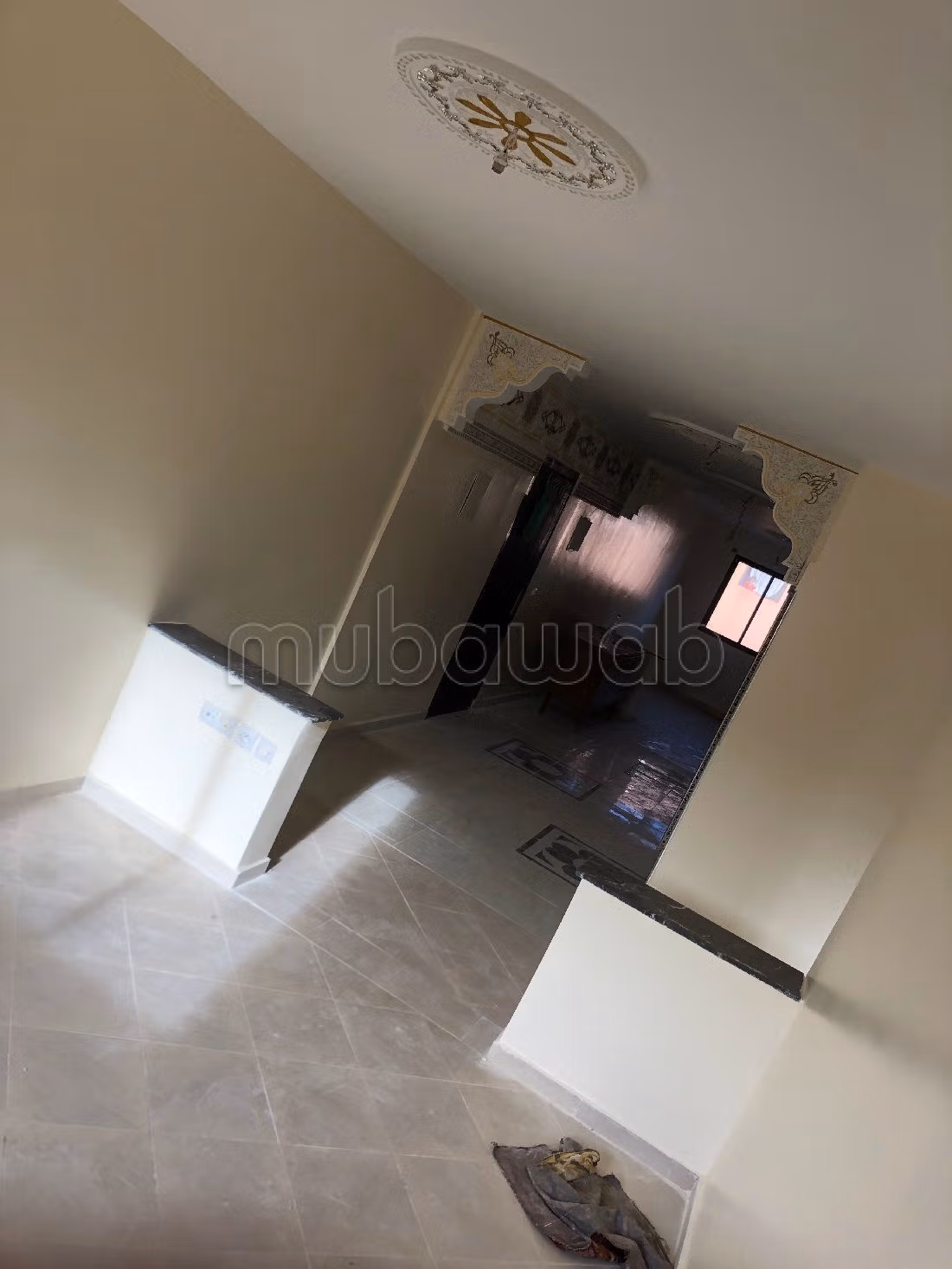 شقة للبيع بطريق اسفي. 4 غرف. شرفة وحديقة. 