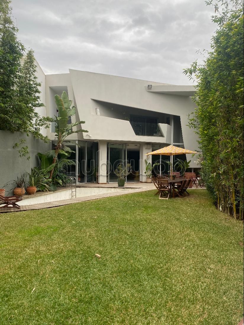 Villa de haut standing à vendre à Bouskoura. Surface totale 700 m². Mubawab