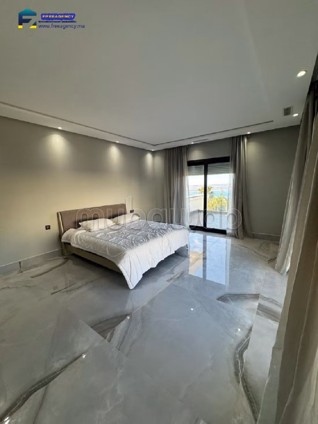 Villa en vente avec piscine privée en bord de mer