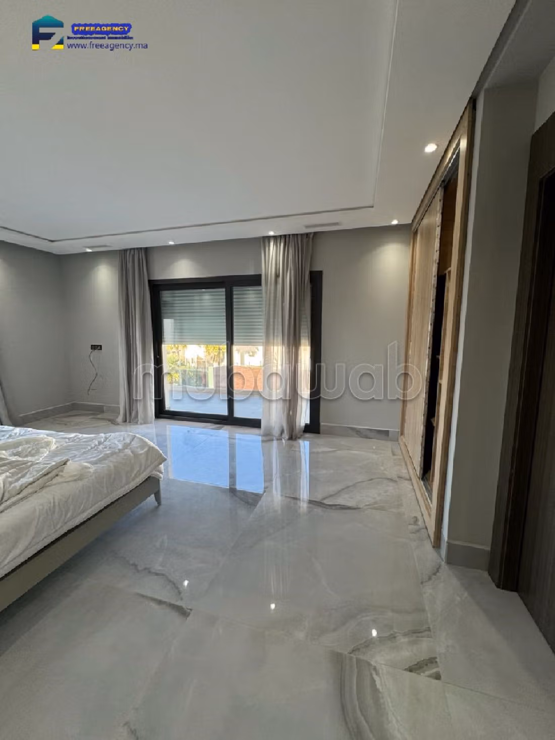 Villa en vente avec piscine privée en bord de mer