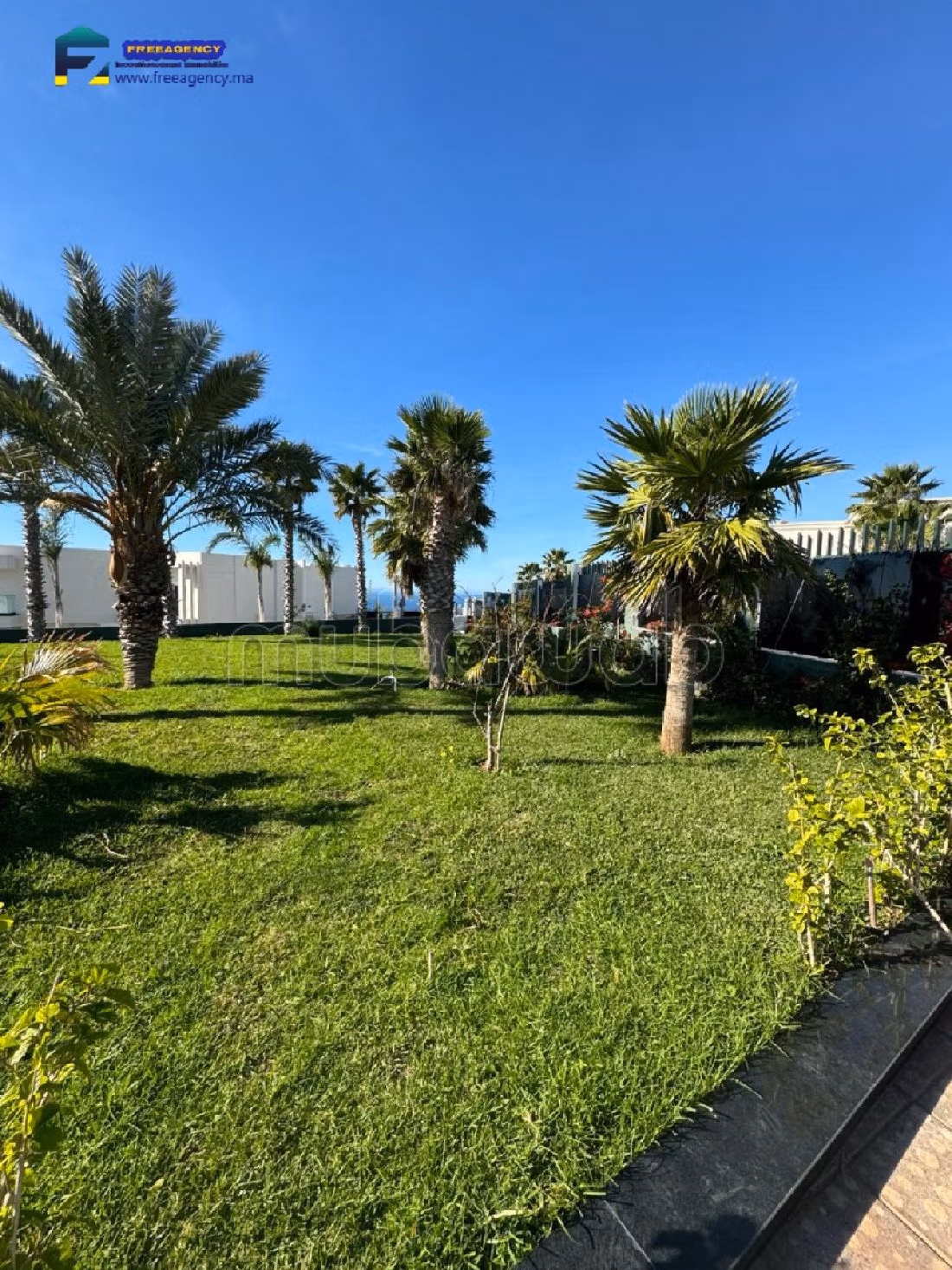 Villa en vente avec piscine privée en bord de mer