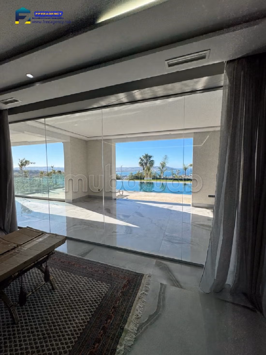 Villa en vente avec piscine privée en bord de mer