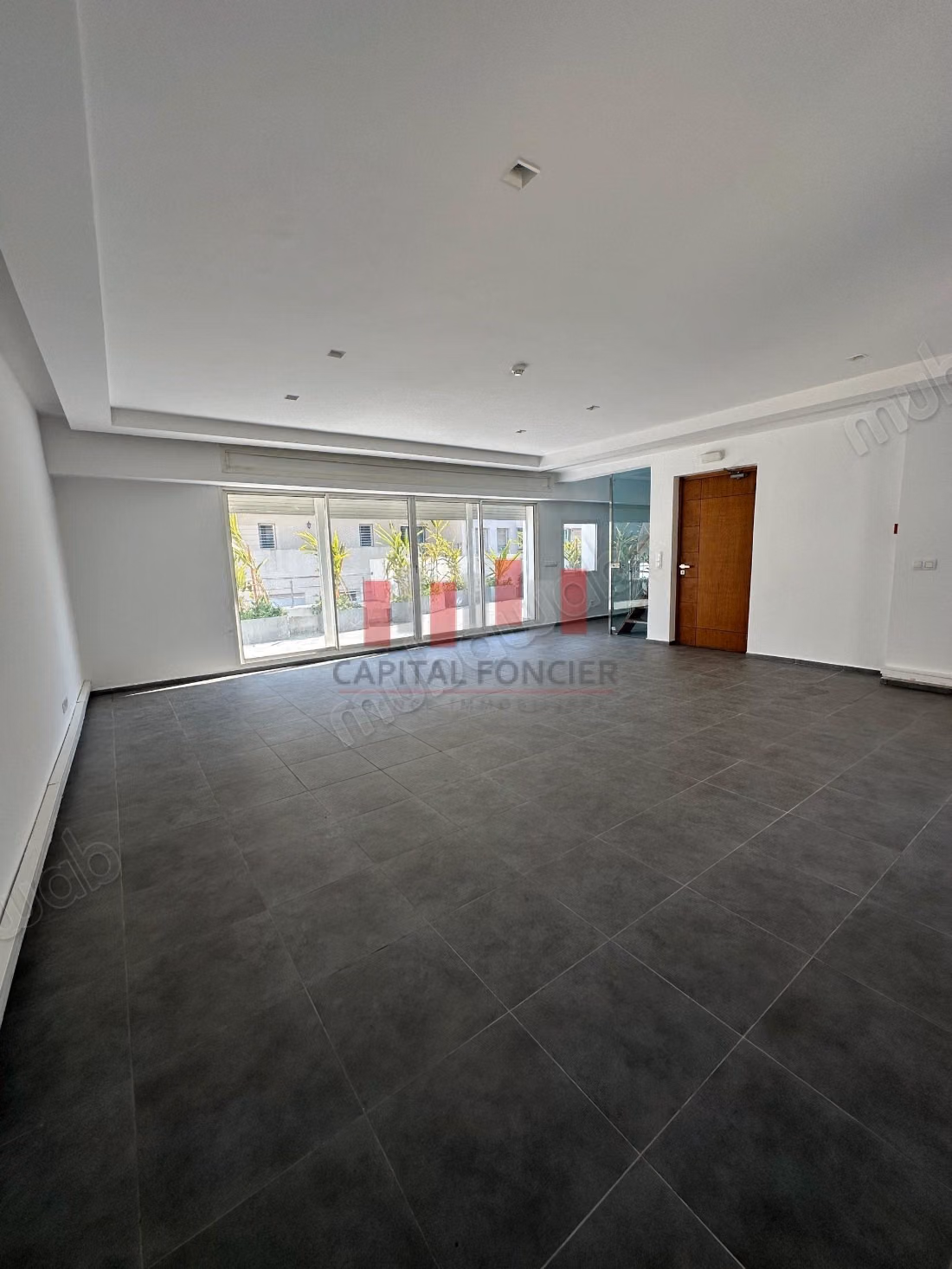 Building for professional use of 1800 m² of usable space for rent in the heart of Abdelmoumen neighborhood, adjacent to the tram