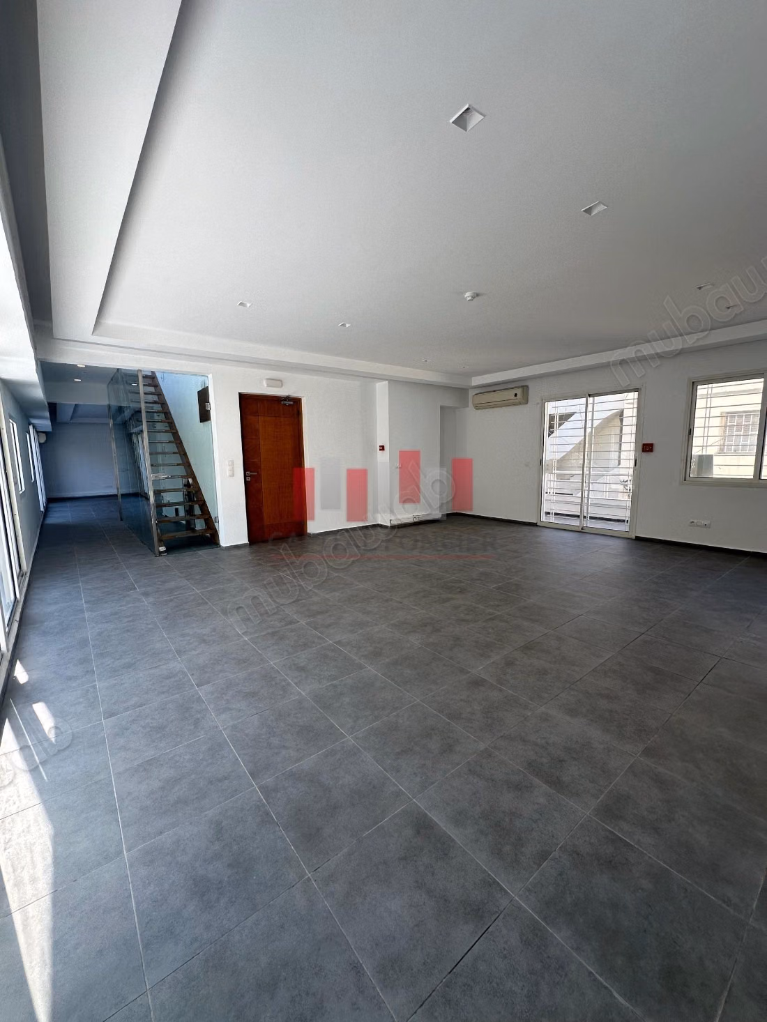 Building for professional use of 1800 m² of usable space for rent in the heart of Abdelmoumen neighborhood, adjacent to the tram