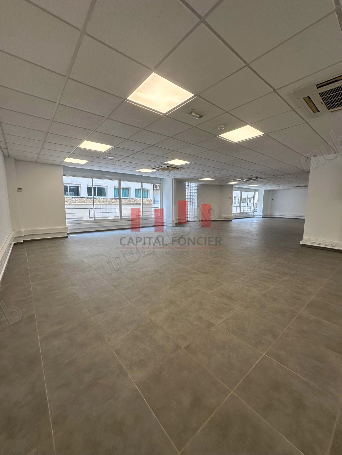 Building for professional use of 1800 m² of usable space for rent in the heart of Abdelmoumen neighborhood, adjacent to the tram