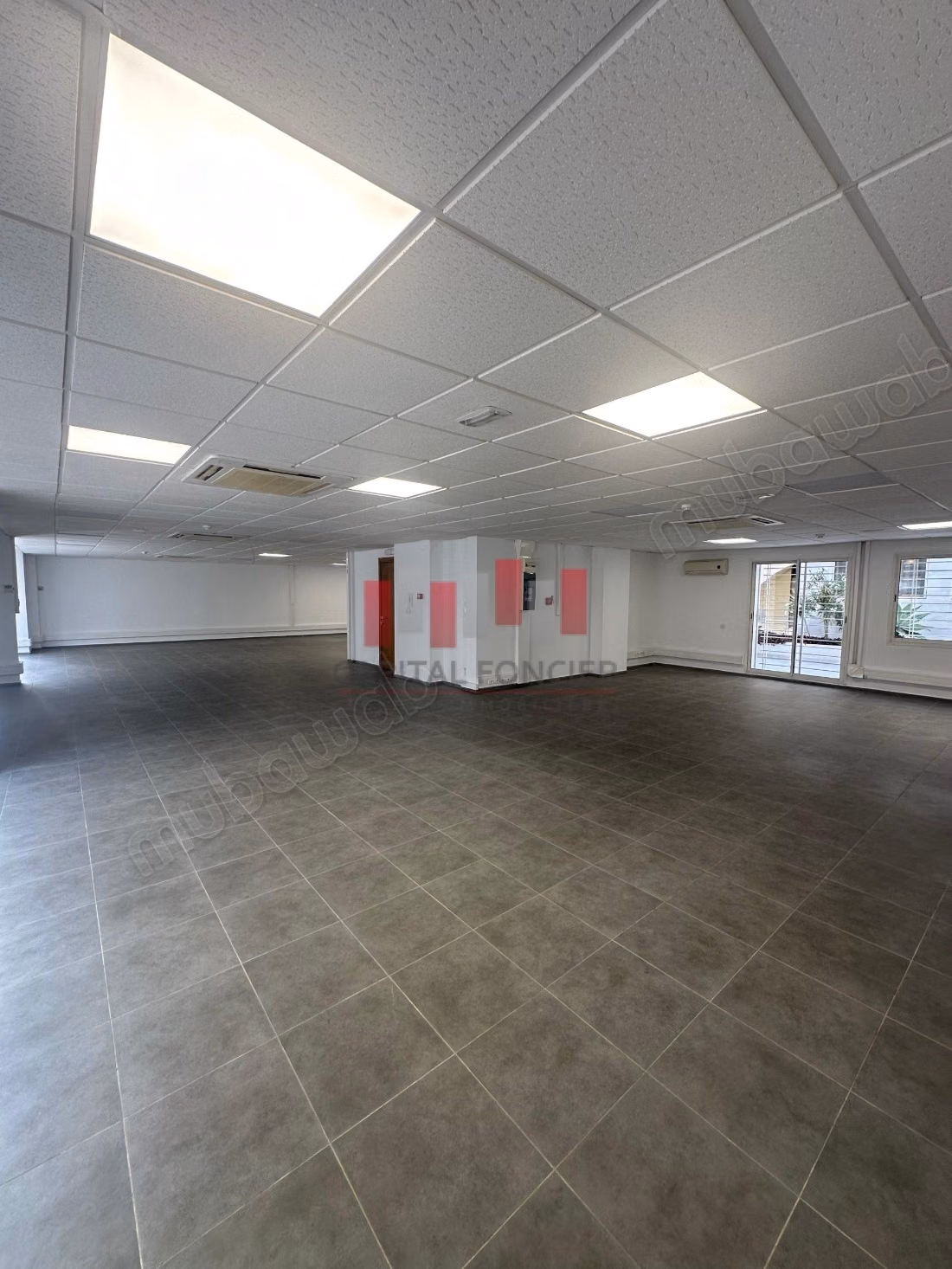 Building for professional use of 1800 m² of usable space for rent in the heart of Abdelmoumen neighborhood, adjacent to the tram
