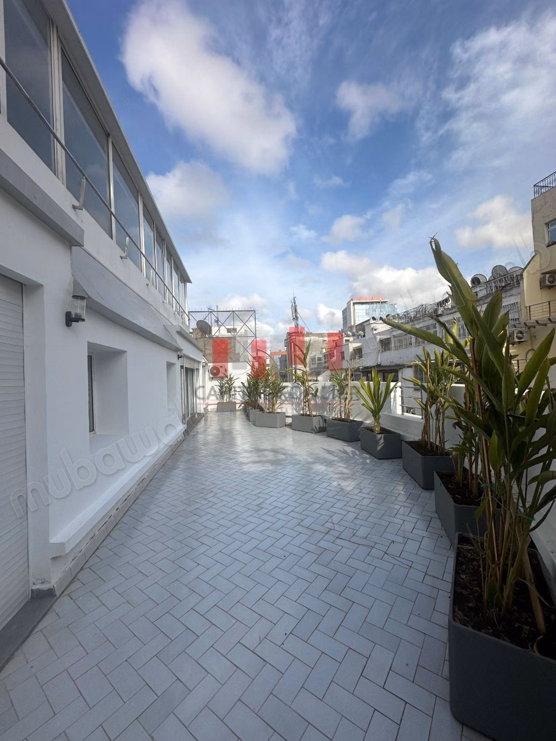 Building for professional use of 1800 m² of usable space for rent in the heart of Abdelmoumen neighborhood, adjacent to the tram