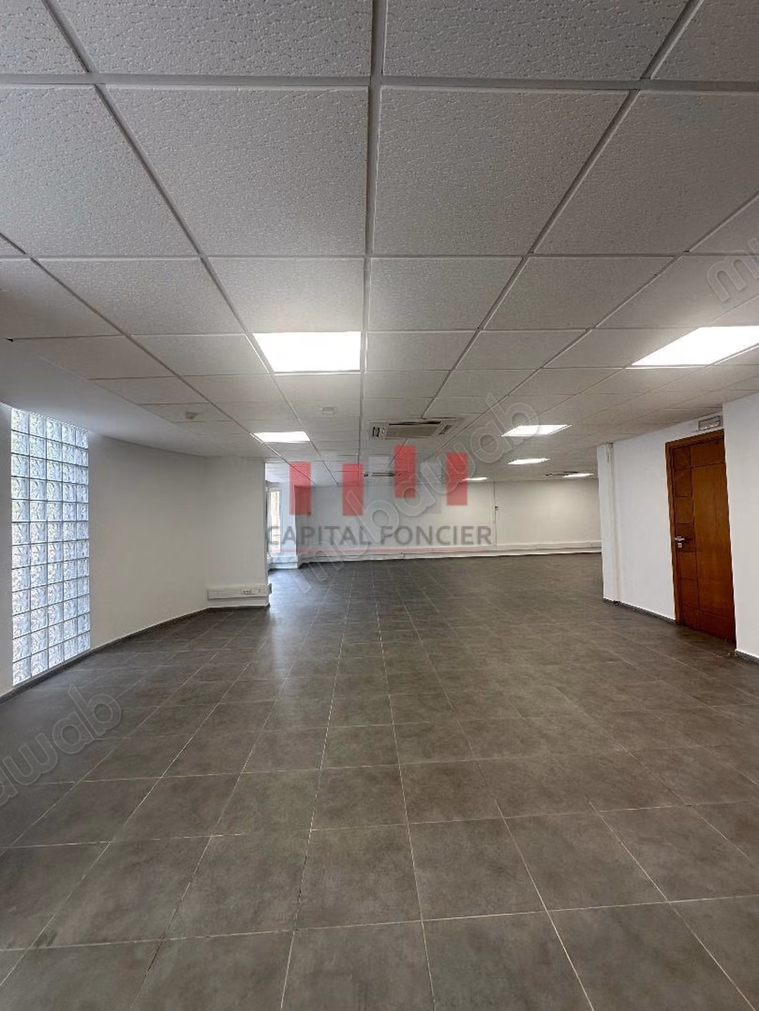 Building for professional use of 1800 m² of usable space for rent in the heart of Abdelmoumen neighborhood, adjacent to the tram