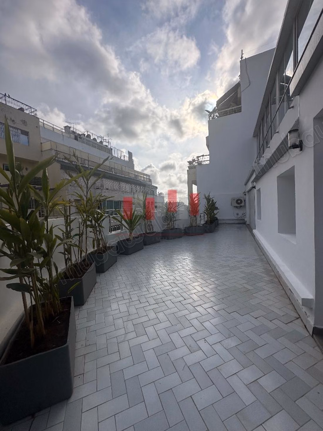 Building for professional use of 1800 m² of usable space for rent in the heart of Abdelmoumen neighborhood, adjacent to the tram