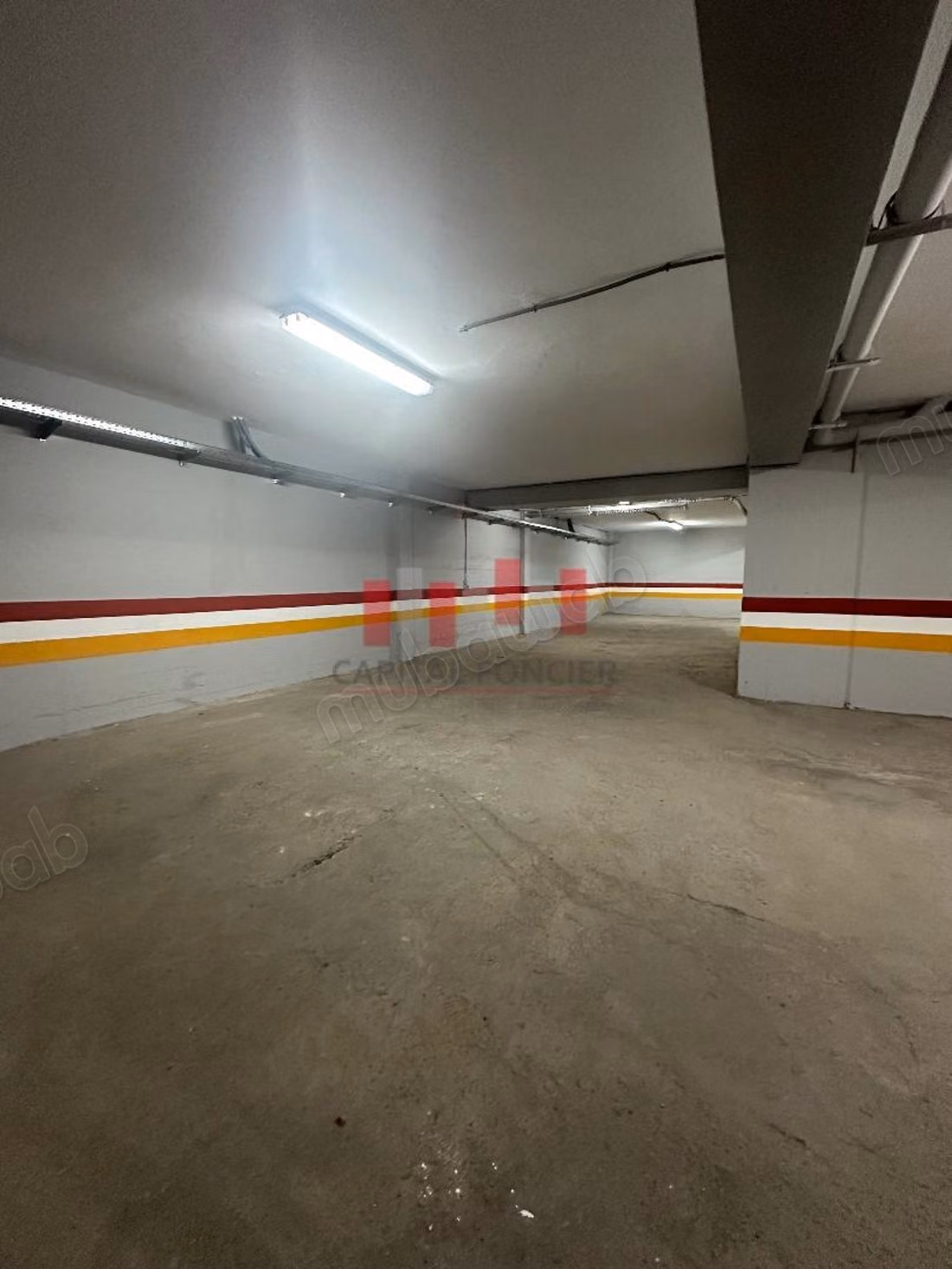 Building for professional use of 1800 m² of usable space for rent in the heart of Abdelmoumen neighborhood, adjacent to the tram