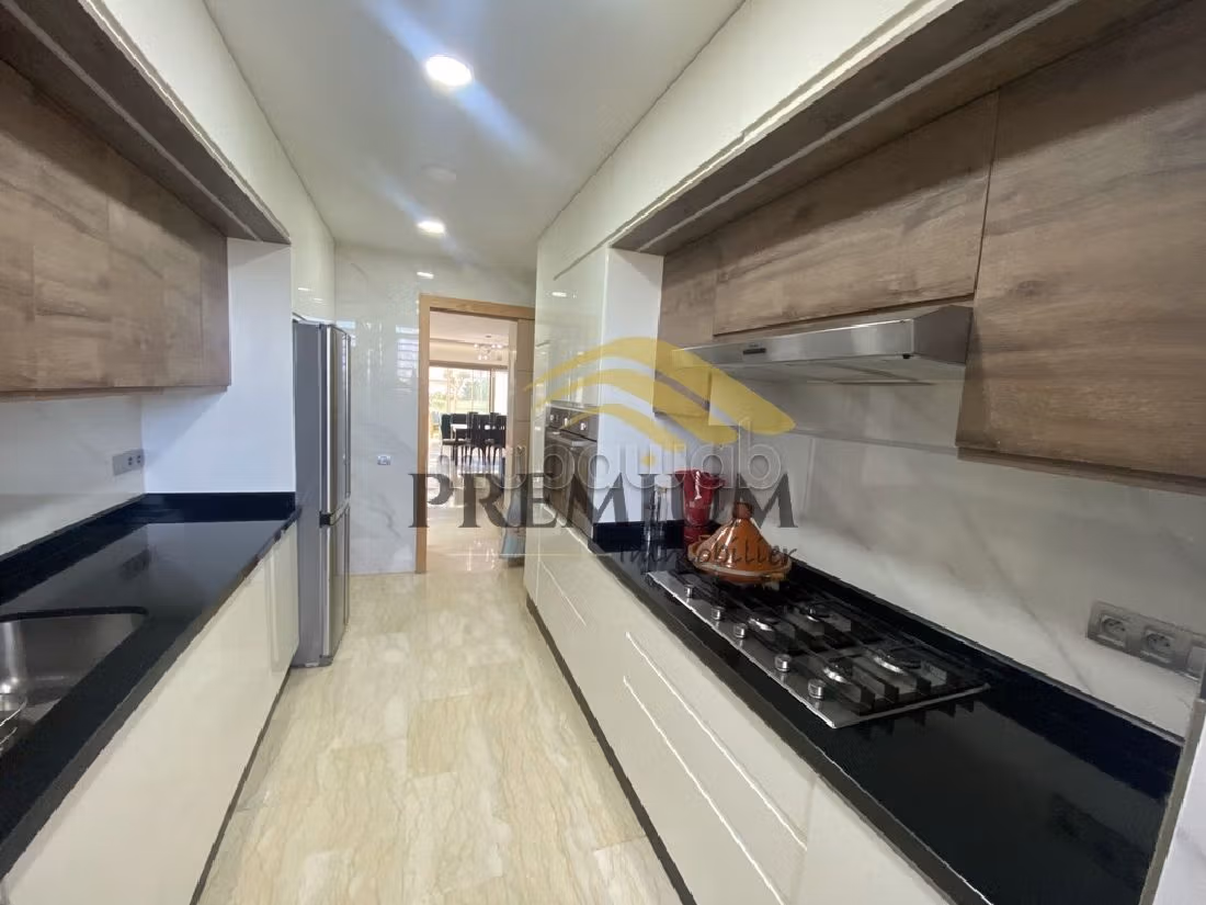 شقة رائعة للبيع بالمنزه. المساحة الإجمالية 172 م². شرفة ومصعد