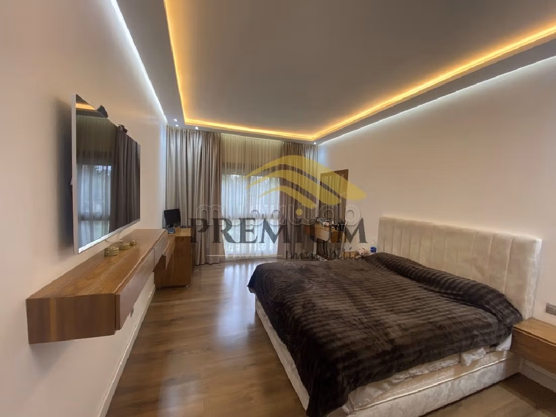 شقة رائعة للبيع بالمنزه. المساحة الإجمالية 172 م². شرفة ومصعد