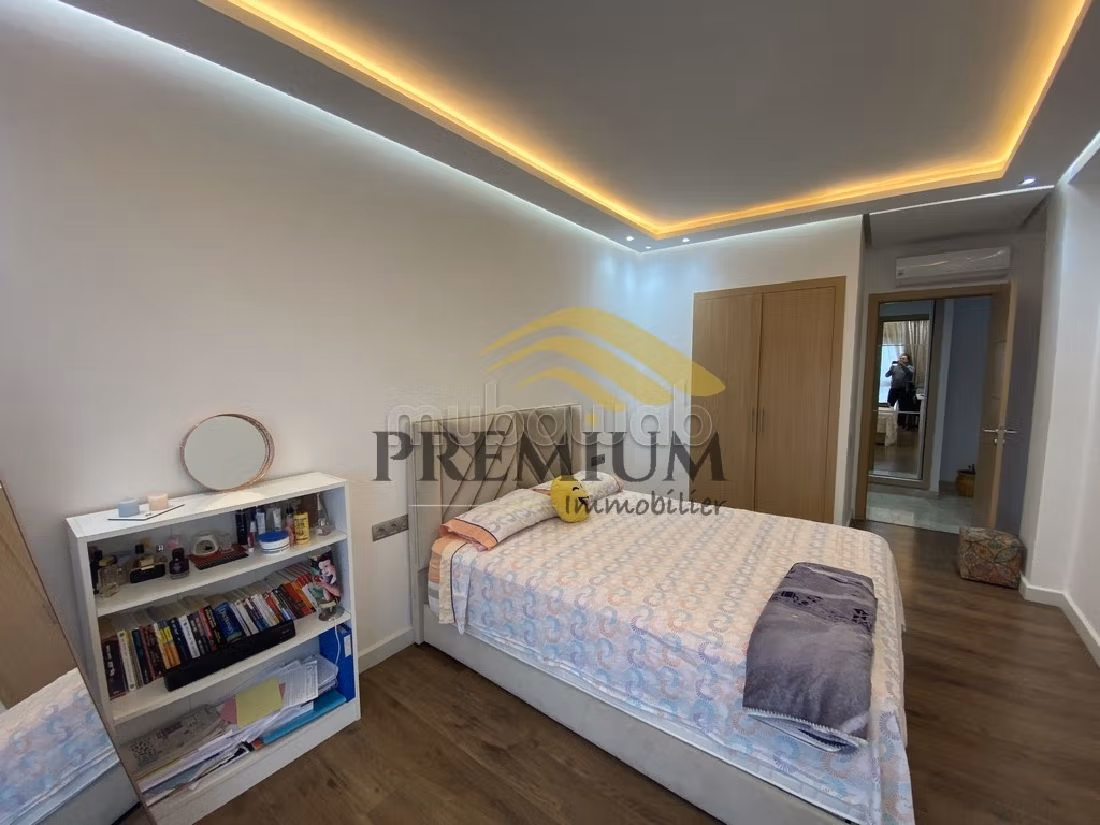 شقة رائعة للبيع بالمنزه. المساحة الإجمالية 172 م². شرفة ومصعد