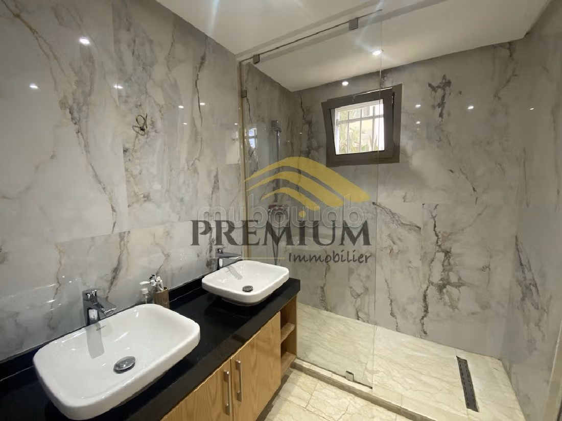 شقة رائعة للبيع بالمنزه. المساحة الإجمالية 172 م². شرفة ومصعد